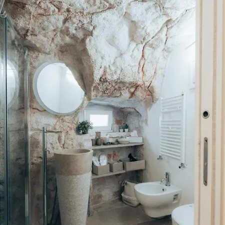 Grotta Carlotta Luxury Suite ベッド・アンド・ブレックファスト オストゥーニ