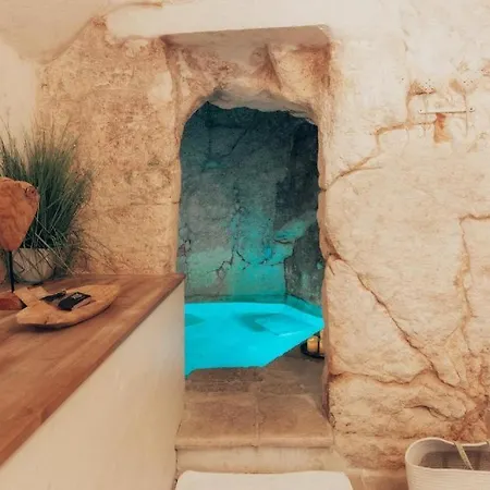 ベッド・アンド・ブレックファスト Grotta Carlotta Luxury Suite オストゥーニ